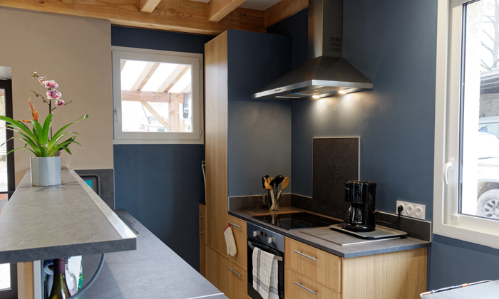 Une cuisine équipée dans la salle disponible à la location de la ferme du Gazenas