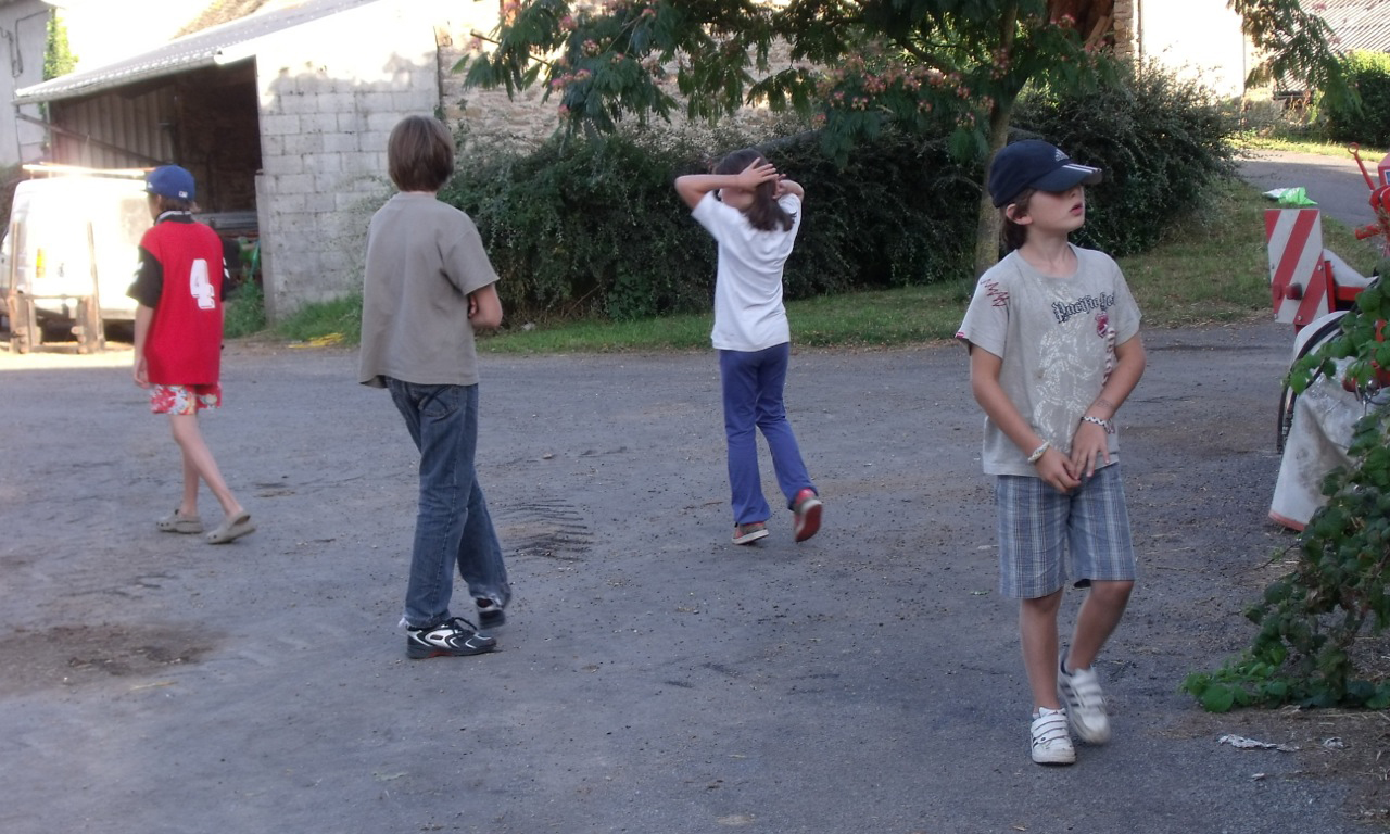 Des enfants jouent dans la cours de la ferme du gazenas de flavin en aveyron