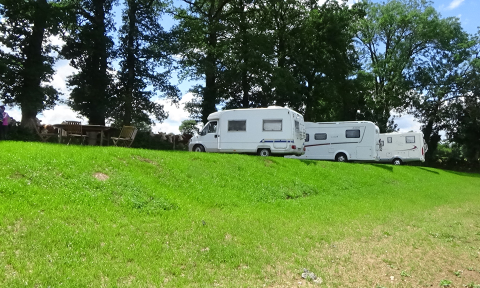 Accueil de Camping Cars, un espace dédié au camping car au coeur de l'aveyron à proximité de Rodez avec de nombreuses commodités (sanitaires, vidange, électricité, ...)