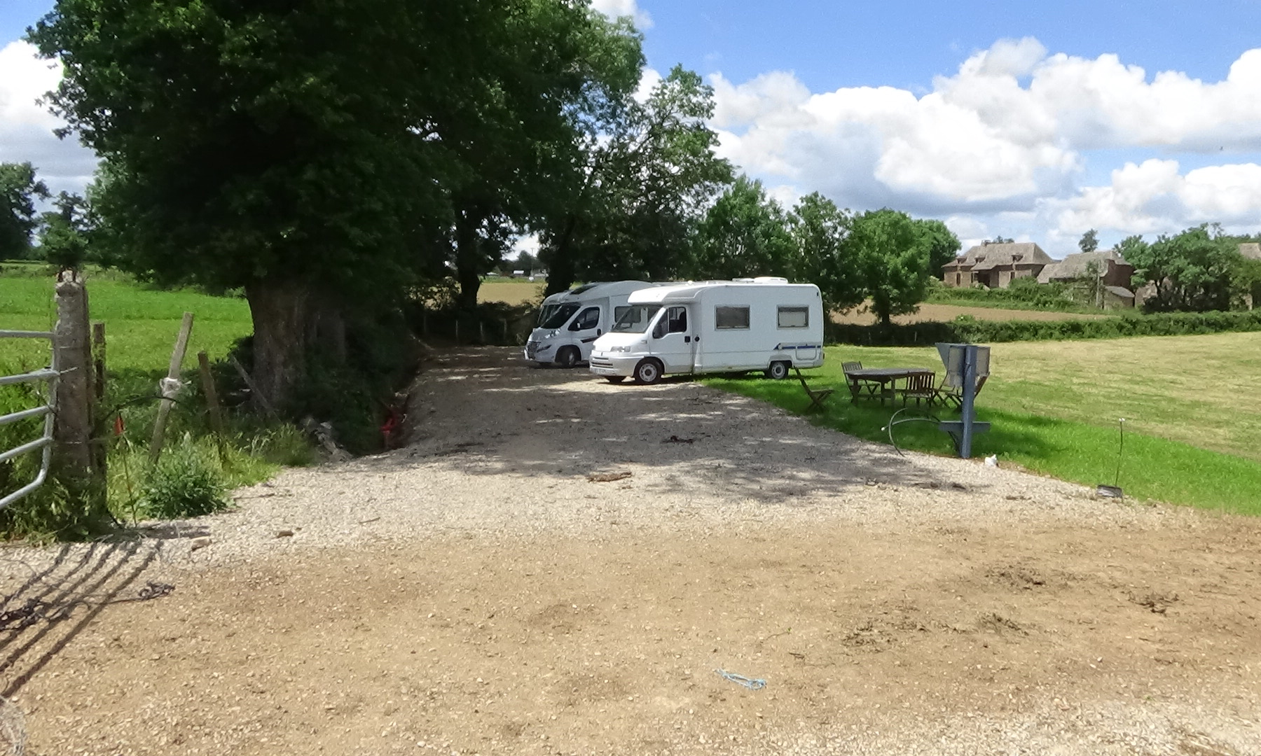 Accueil de Camping Cars, un espace dédié au camping car au coeur de l'aveyron à proximité de Rodez avec de nombreuses commodités (sanitaires, vidange, électricité, ...)